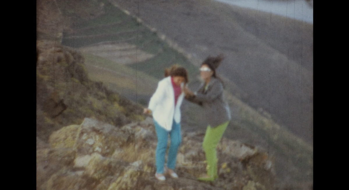 Dos mujeres jóvenes en la zona del Mirador de Haría en VIDEOS 